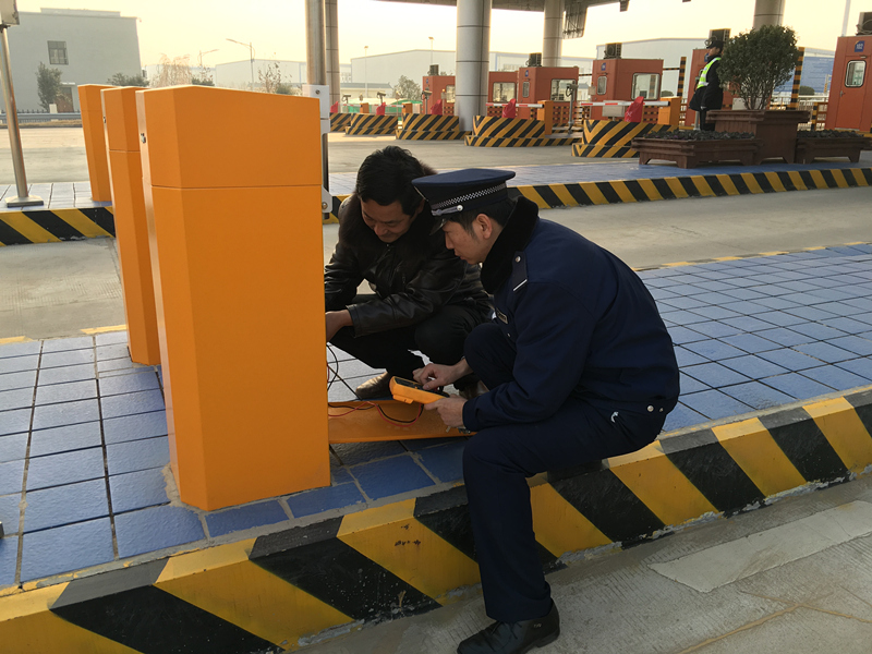 所属单位做好除雪保通工作-中原.jpg 所属单位做好除雪保通工作-中原.jpg