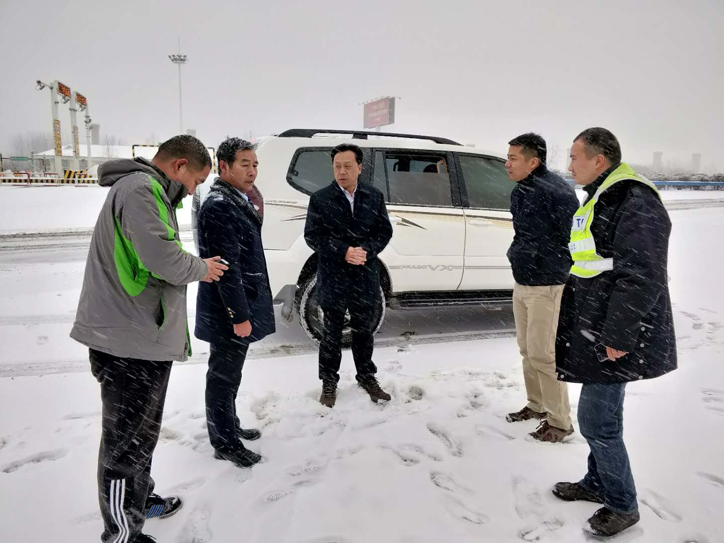 马总到郑州南站检查除雪保通工作.jpg 马总到郑州南站检查除雪保通工作.jpg