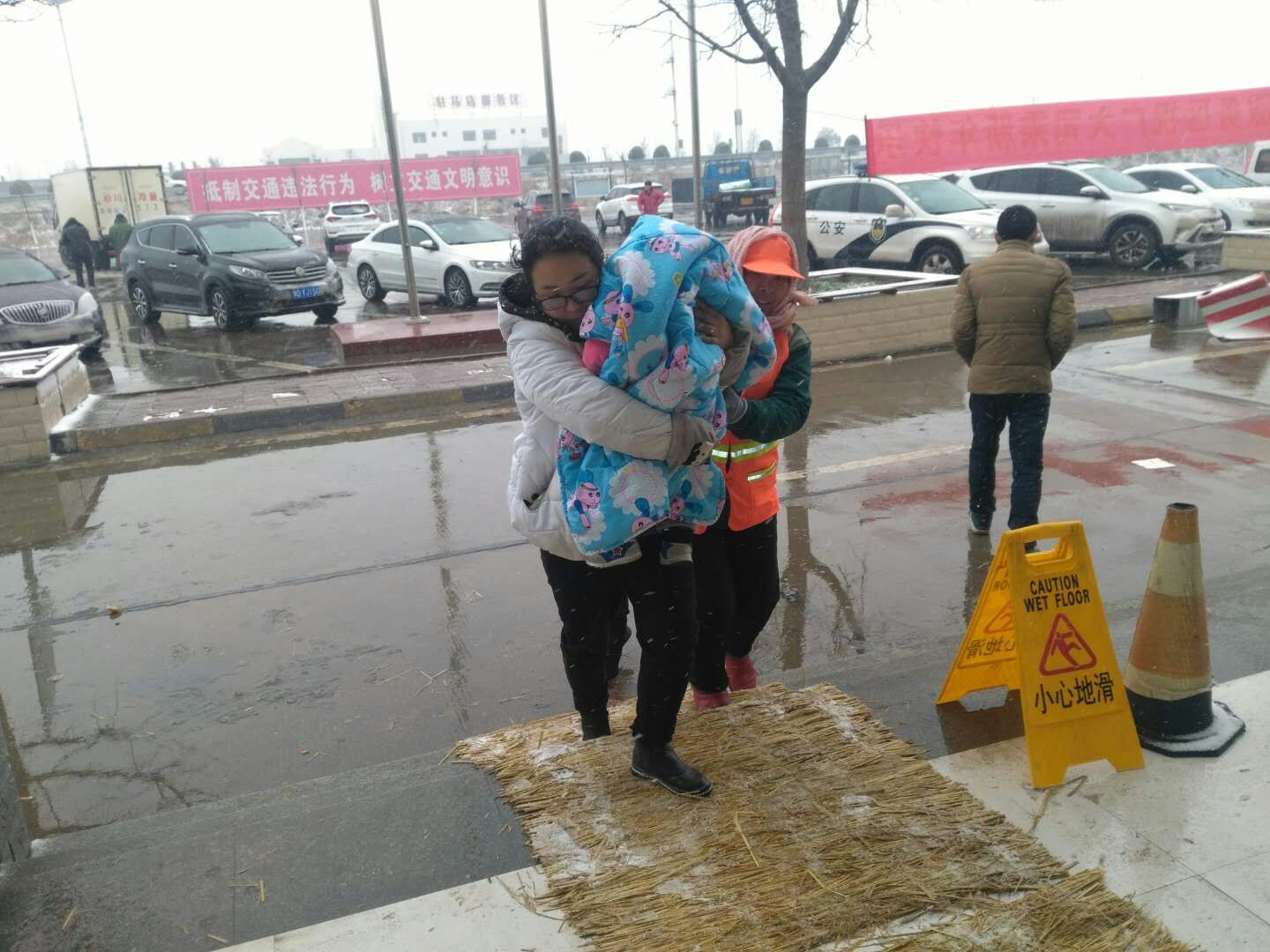 2.母子行路难，保洁献关爱.jpg
