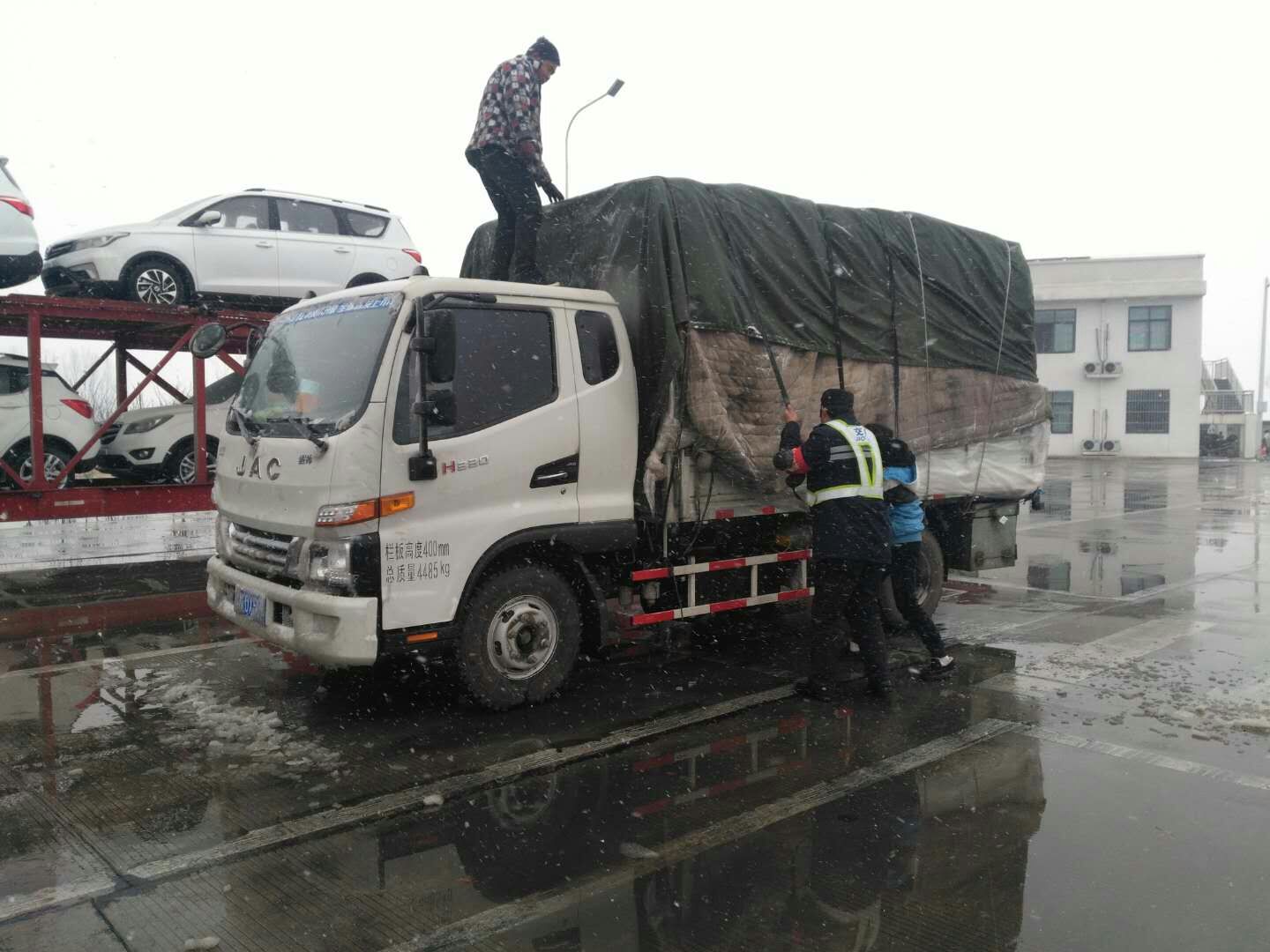 3.雪中的身影.jpg
