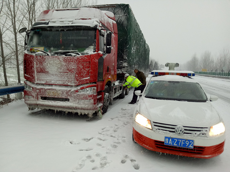 4.4.大雪纷飞困高速 路政救援显真情.jpg