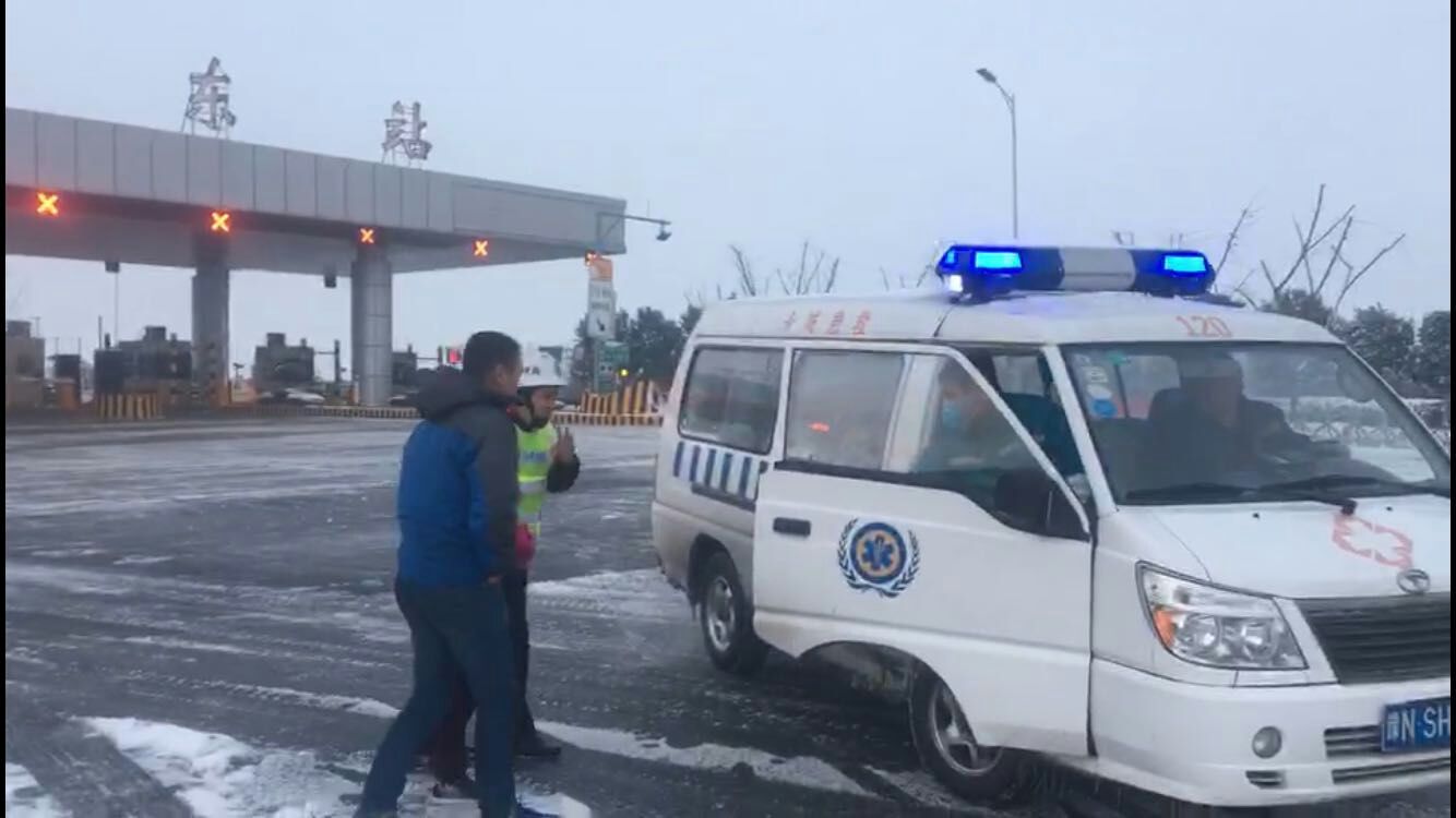 6.巡逻车秒变“救护车”.jpg