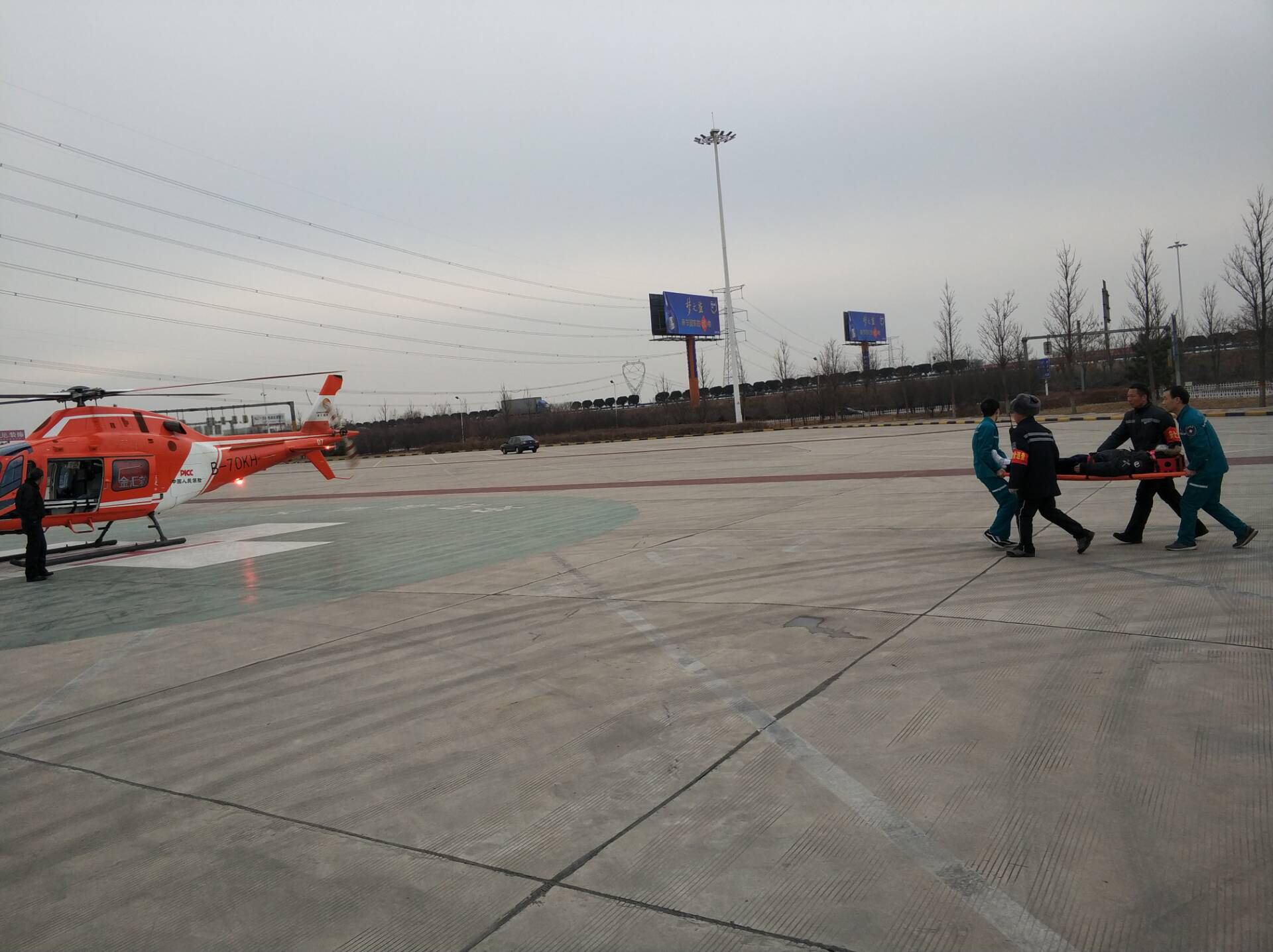 京港澳高速安阳服务区首次空中救援司乘人员1.png