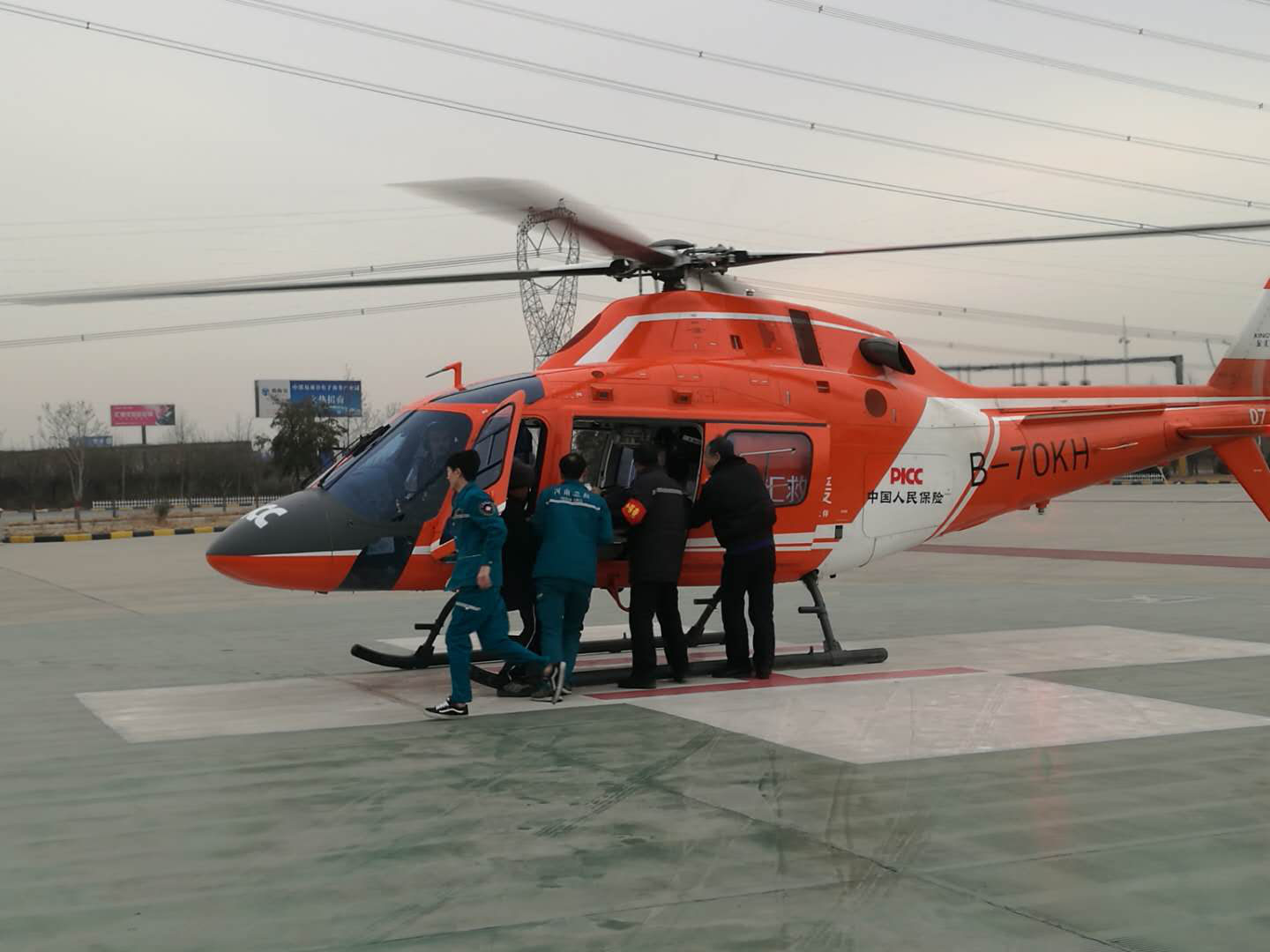 京港澳高速安阳服务区首次空中救援司乘人员2.png