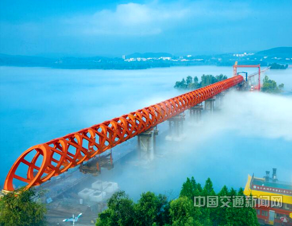 湖北丹江口市沧浪洲生态湿地步行桥即将贯通.jpg