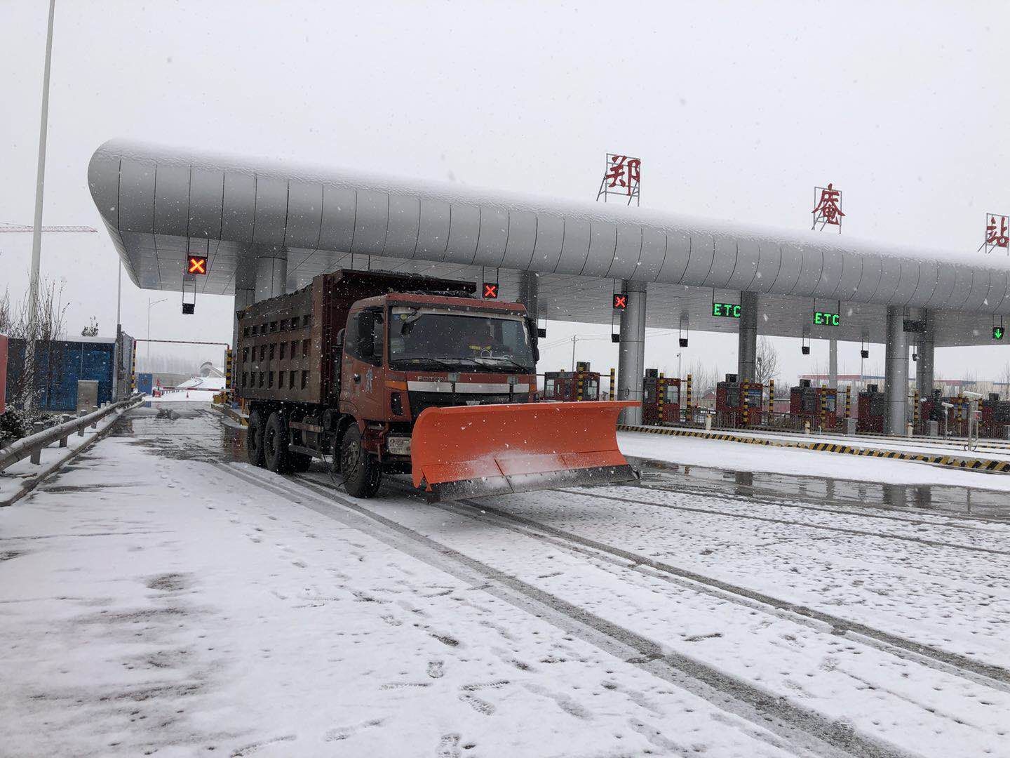 豫东养护中心开封南工区天气中雪，融雪剂撒布中。.jpg