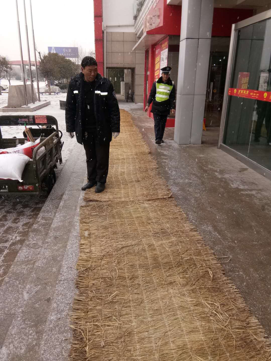 宁陵服务区做好地面防滑.jpg