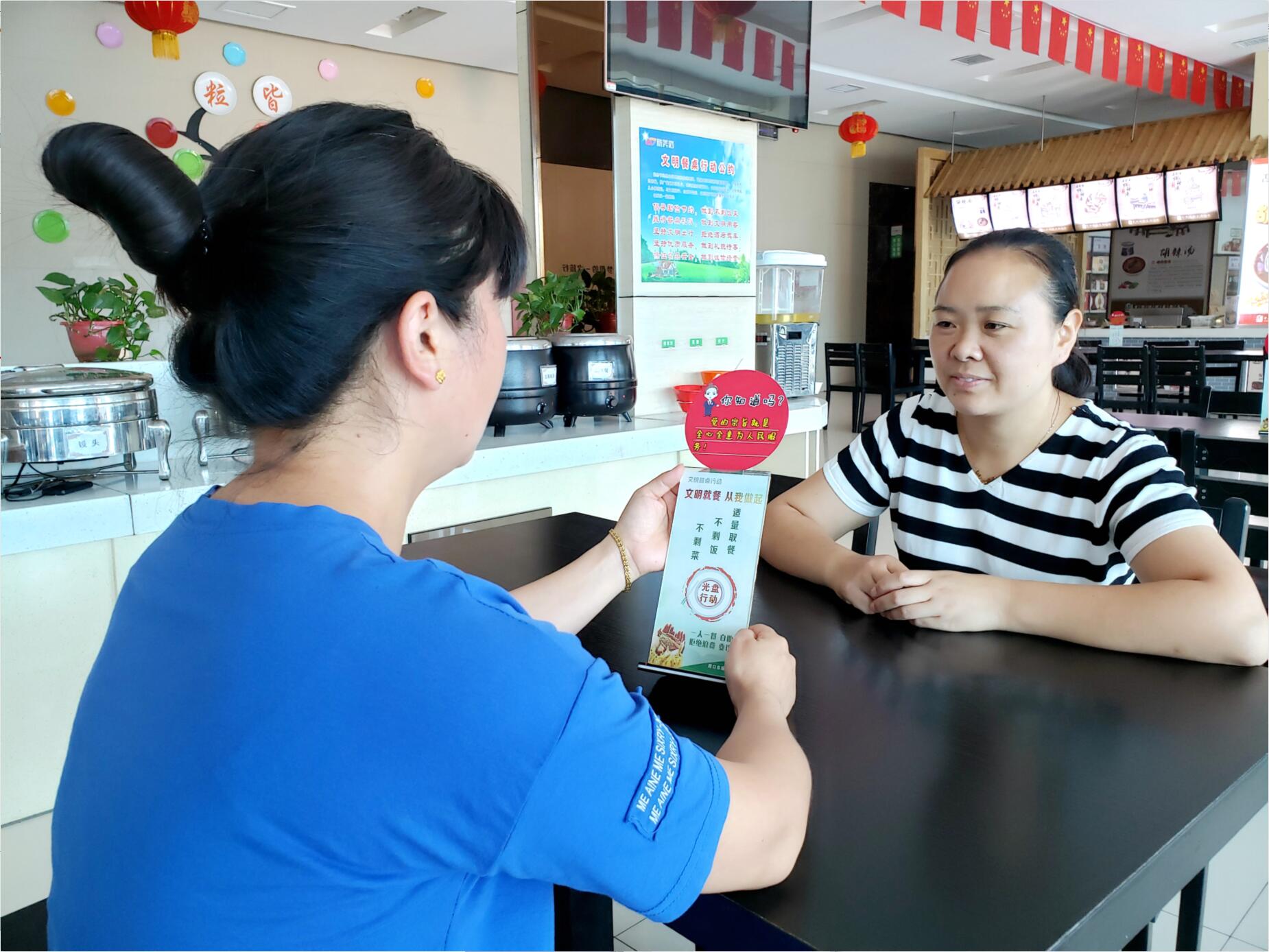 周口东服务区开展“庆七一”主题宣传活动2019.6.27.jpg 周口东服务区开展“庆七一”主题宣传活动2019.6.27.jpg