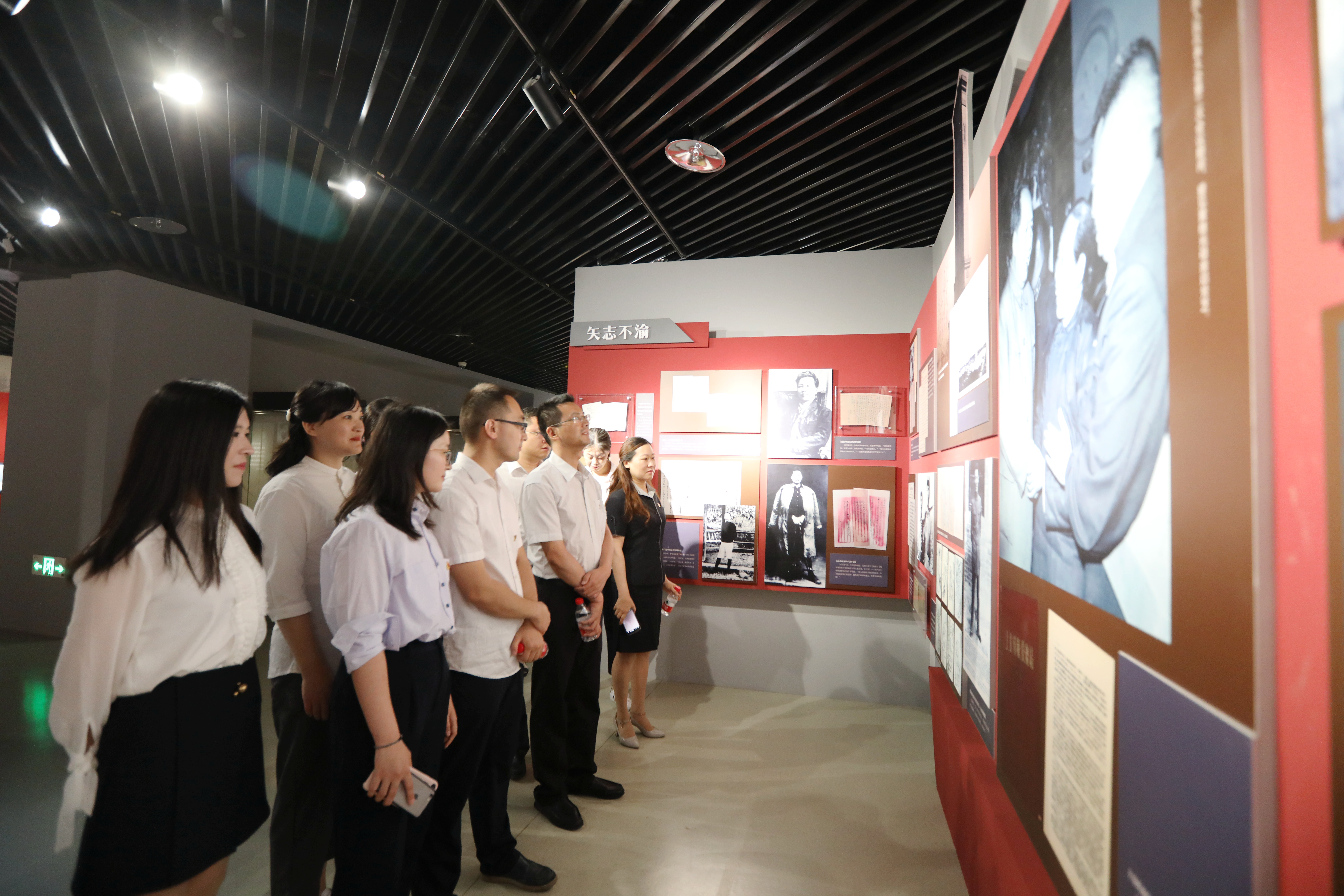 1.集团党员干部参观“不忘初心牢记使命”主题教育档案文献展.JPG