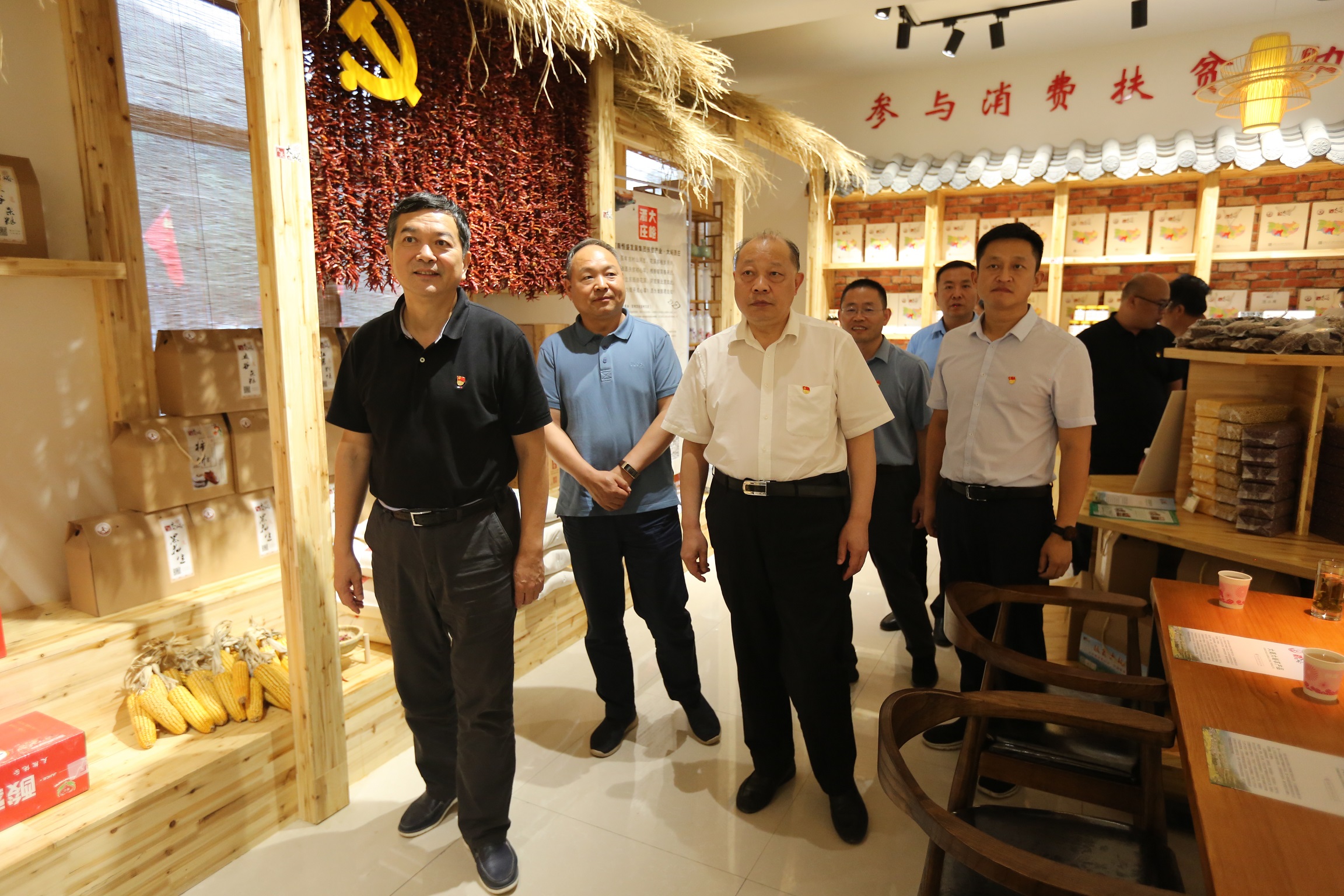 实地察看村扶贫产品体验展示中心 (2) - 副本.JPG