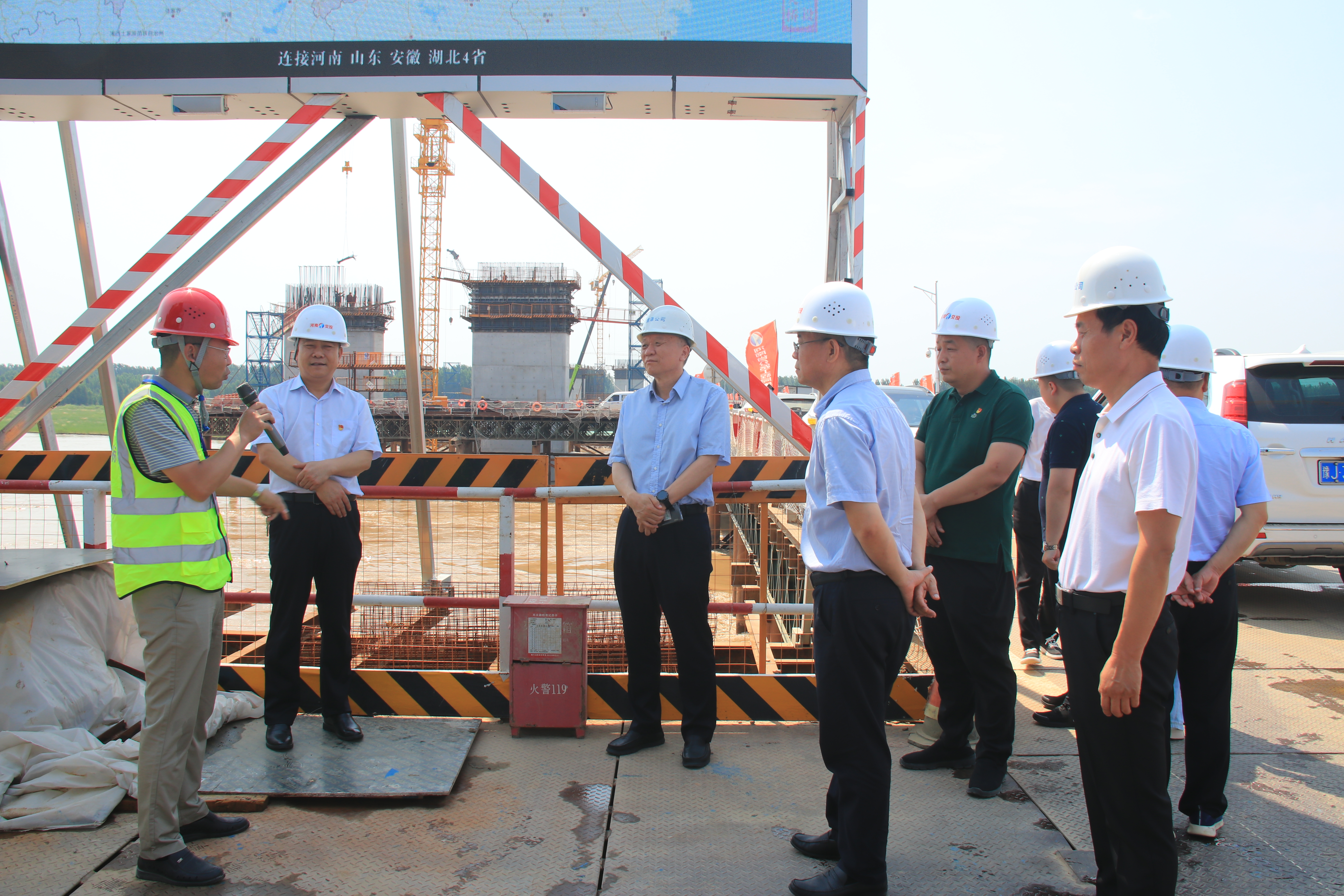 集团副总经理段建新到阳新高速黄河特大桥项目检查指导工作1.jpg