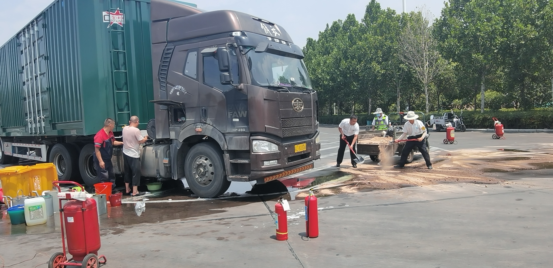 大货车油箱破损漏油 洛阳服务区迅速援助.jpg