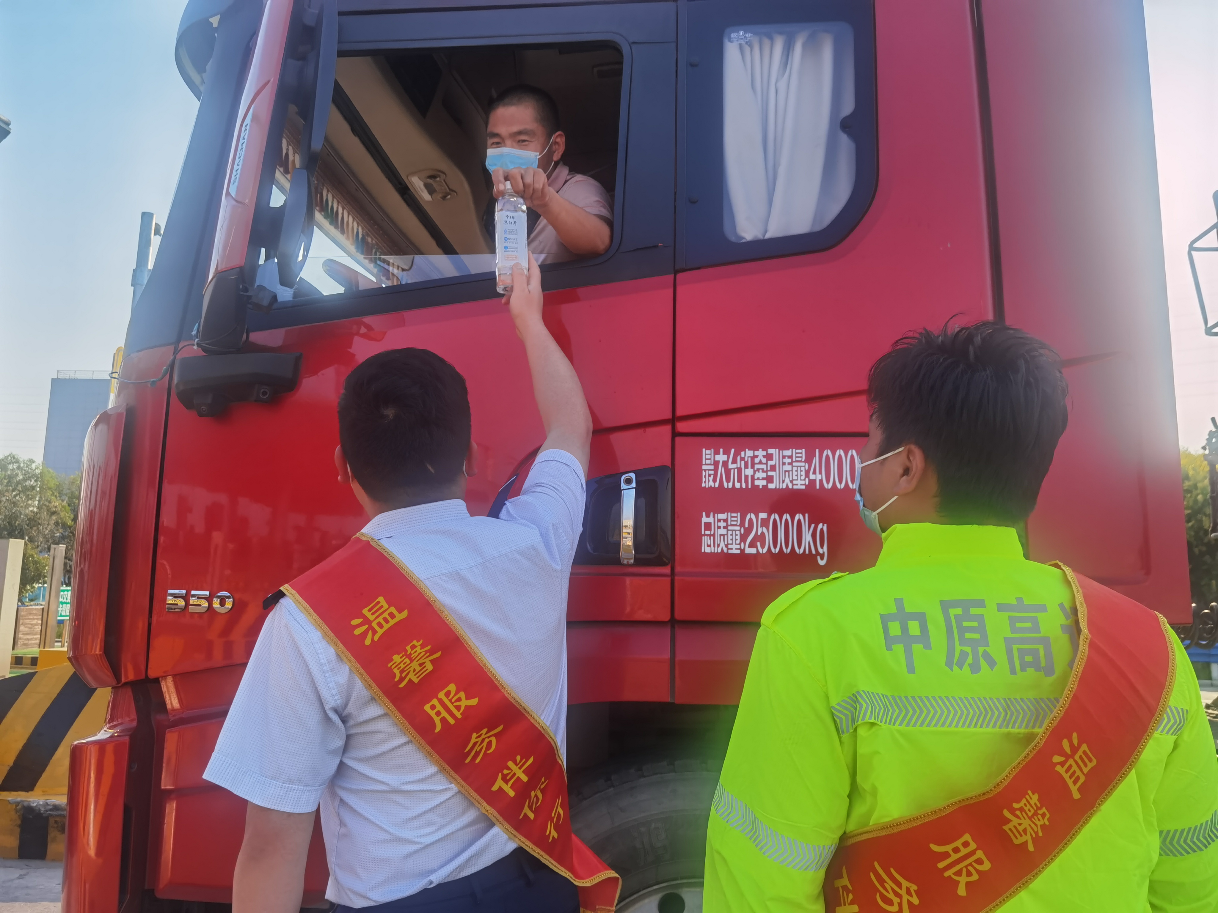 7.中原高速夏粮收割 为司乘做好服务.jpg