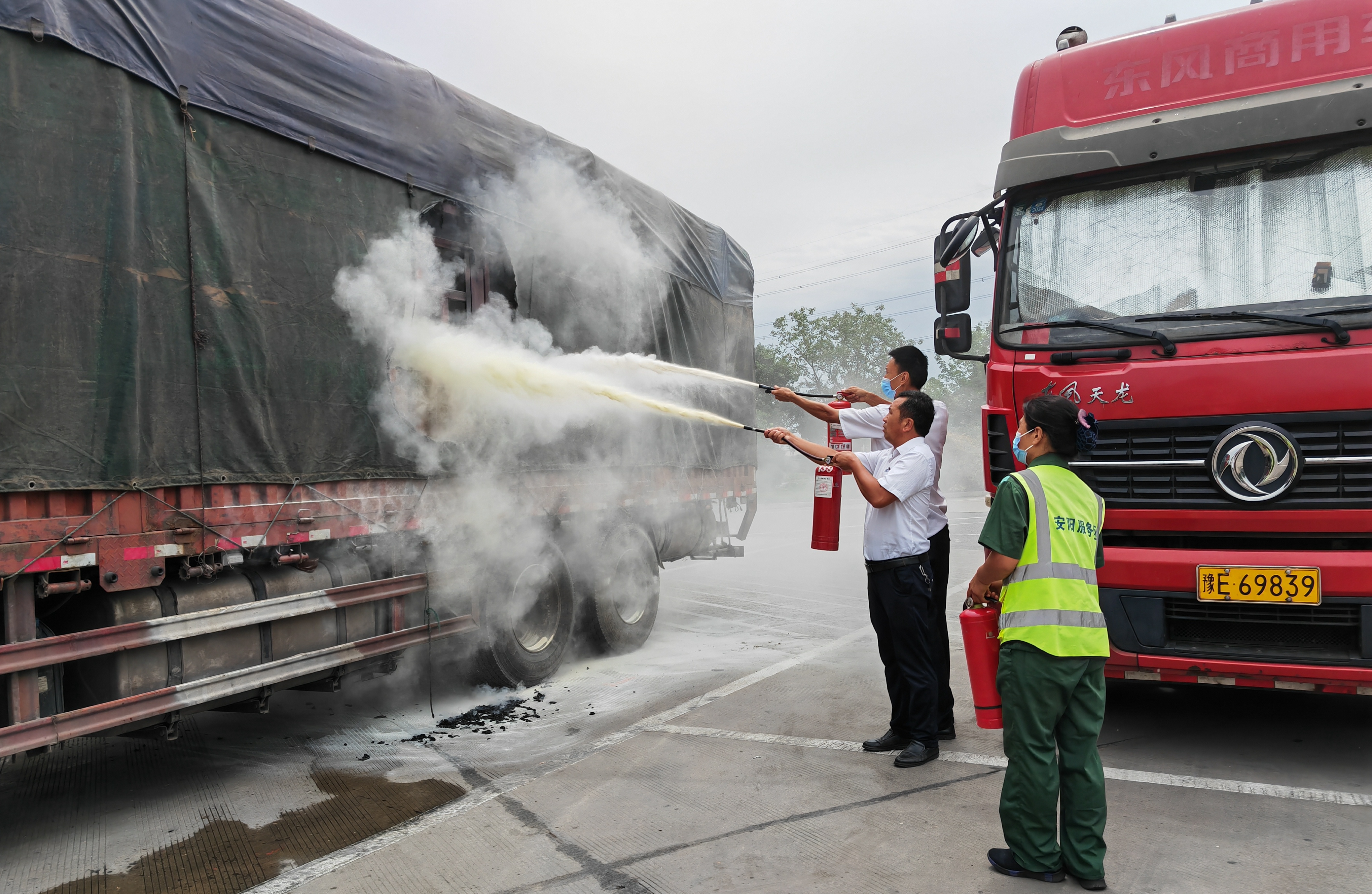 7月19日货车自燃起火，安阳服务区紧急救援 李润林 摄[1].jpg