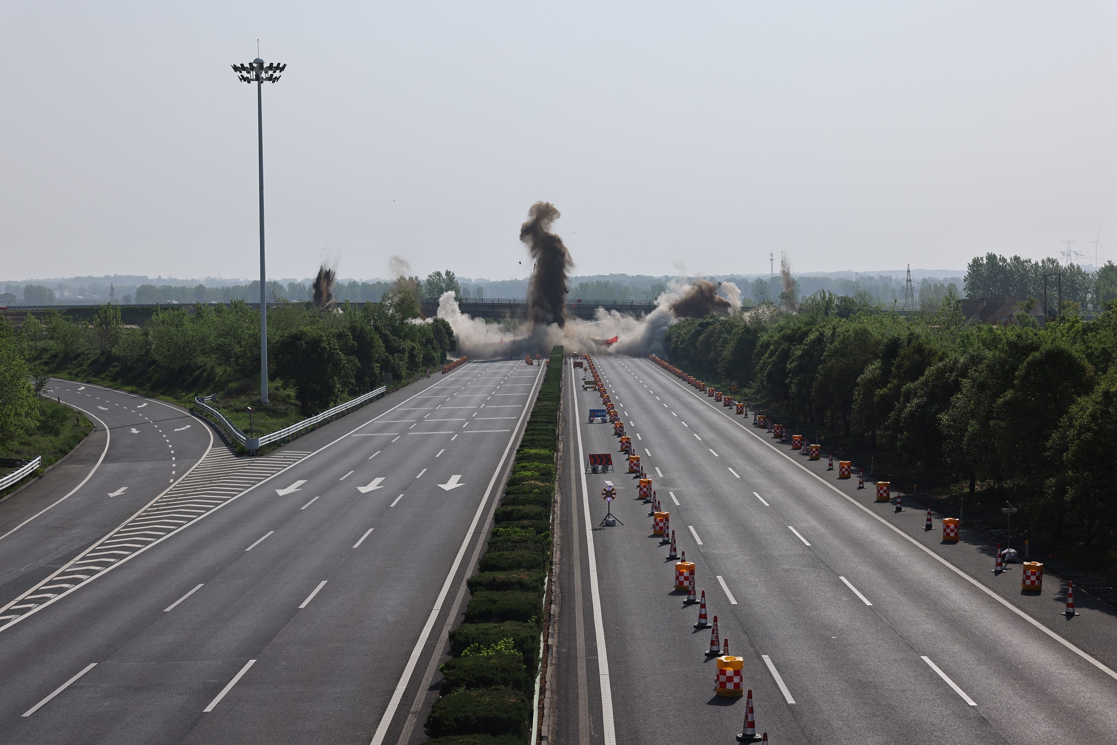 王岗天桥爆破 045.JPG