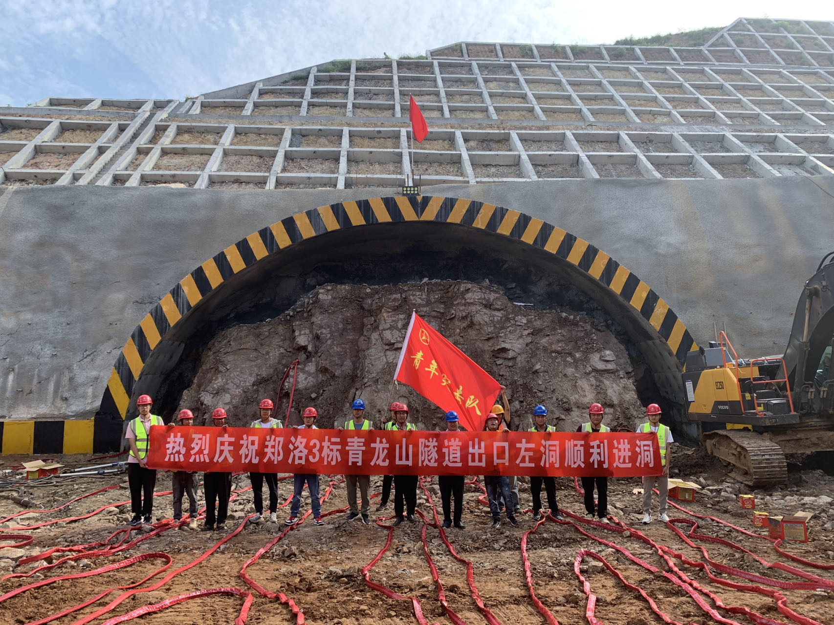 47-郑洛高速项目全线最长隧道—青龙山隧道出口左洞顺利进洞1.jpg