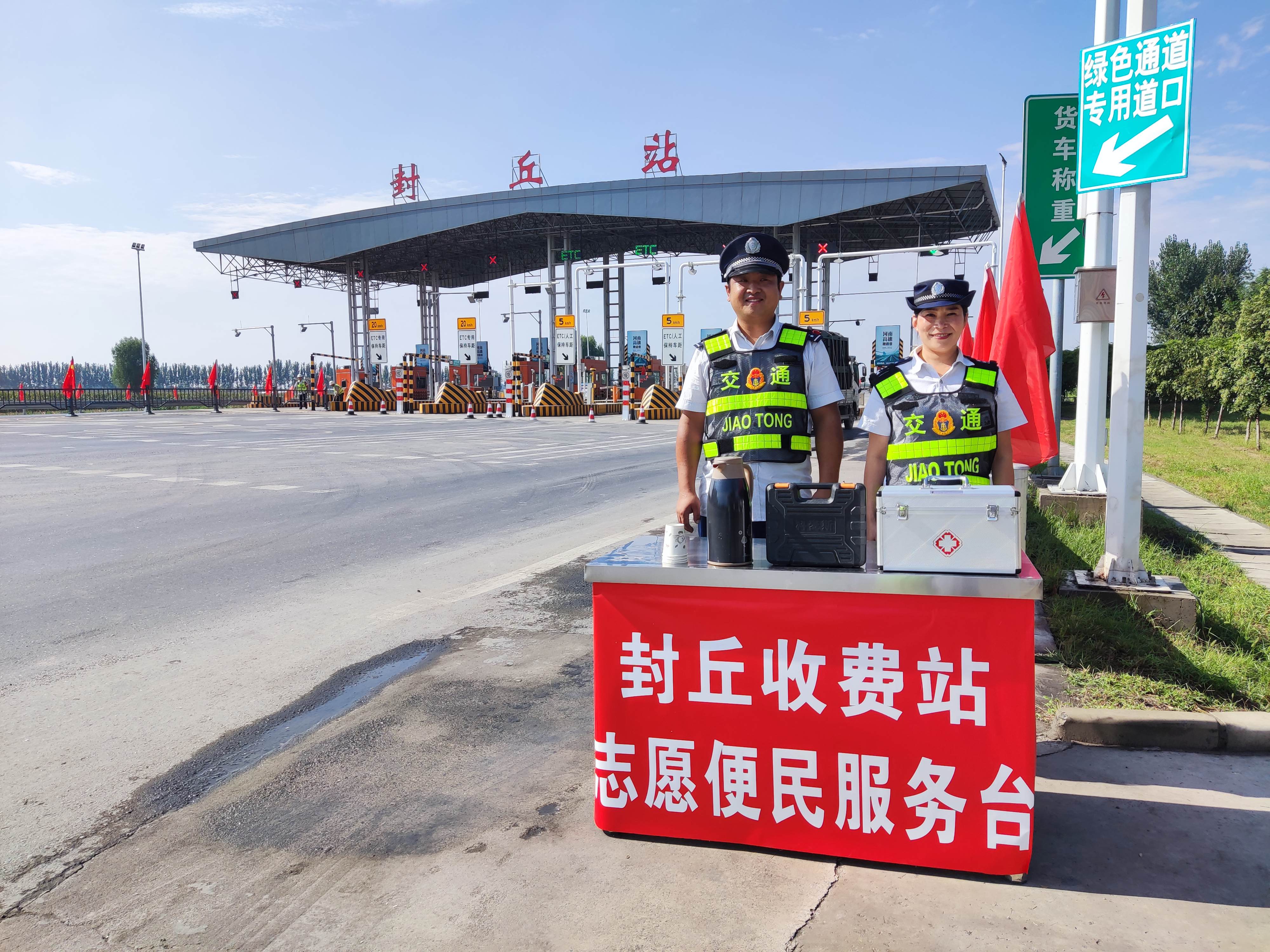 设置志愿服务台.jpg 设置志愿服务台.jpg