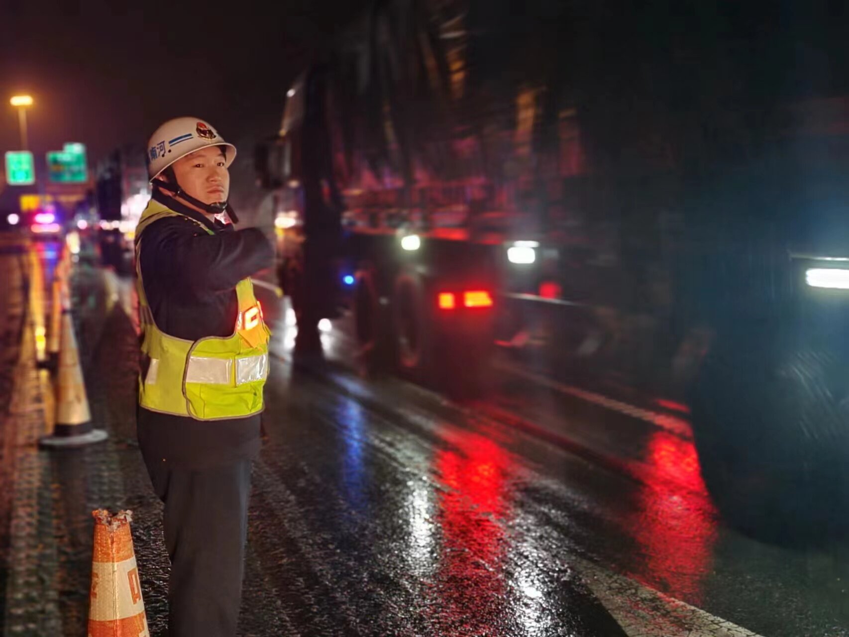 路产大队保通_proc.jpg 路产大队保通_proc.jpg