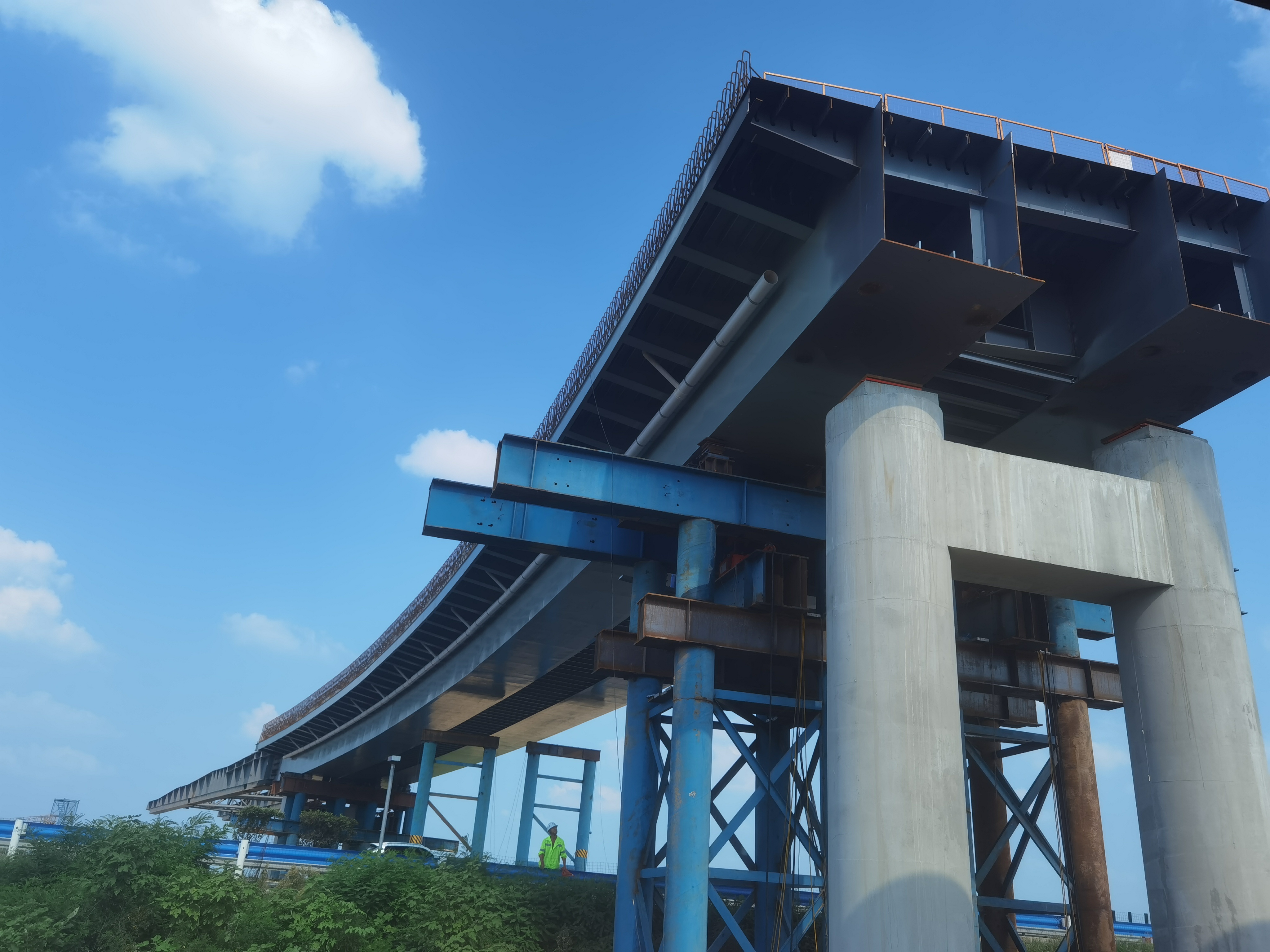 钢箱梁顶推图片 (2).jpg