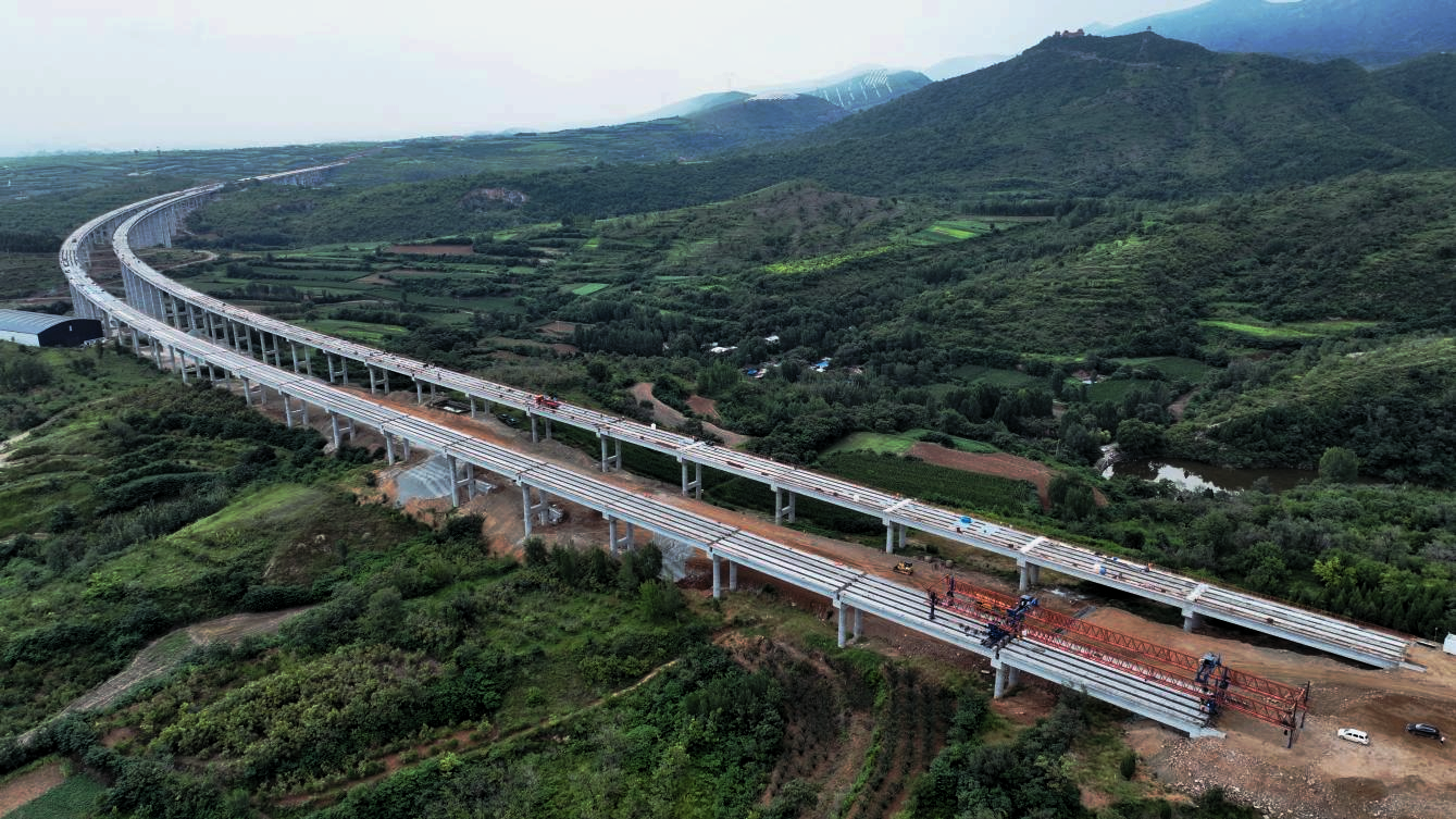 沁伊高速磨石山特大桥双幅梁板架设圆满收官.png