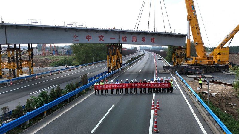 沿黄高速民权至兰考段跨日兰高速钢箱梁架设顺利完成.jpg