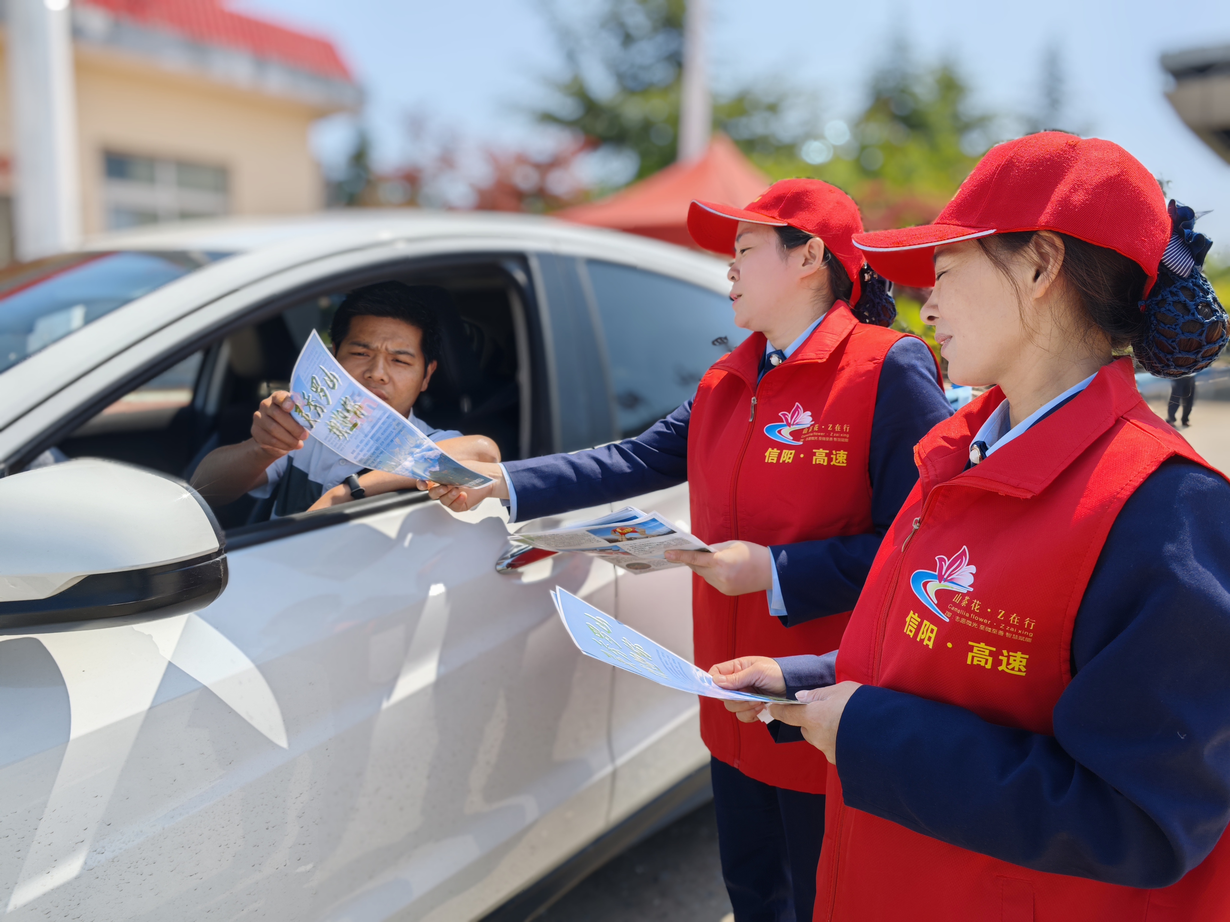 志愿者为过往司乘提供罗山旅游景点咨询服务.jpg
